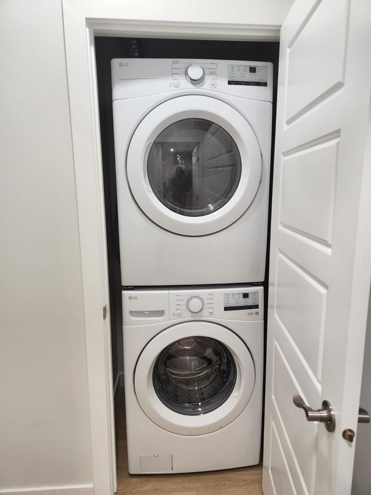 Brand New Deluxe 2 Bedroom Suite With Ac & Den YYC Exterior photo