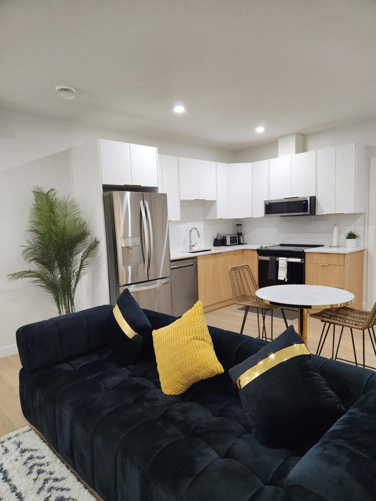 Brand New Deluxe 2 Bedroom Suite With Ac & Den YYC Exterior photo