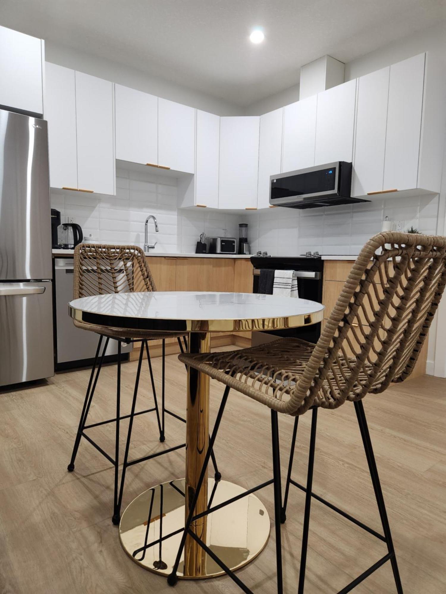 Brand New Deluxe 2 Bedroom Suite With Ac & Den YYC Exterior photo