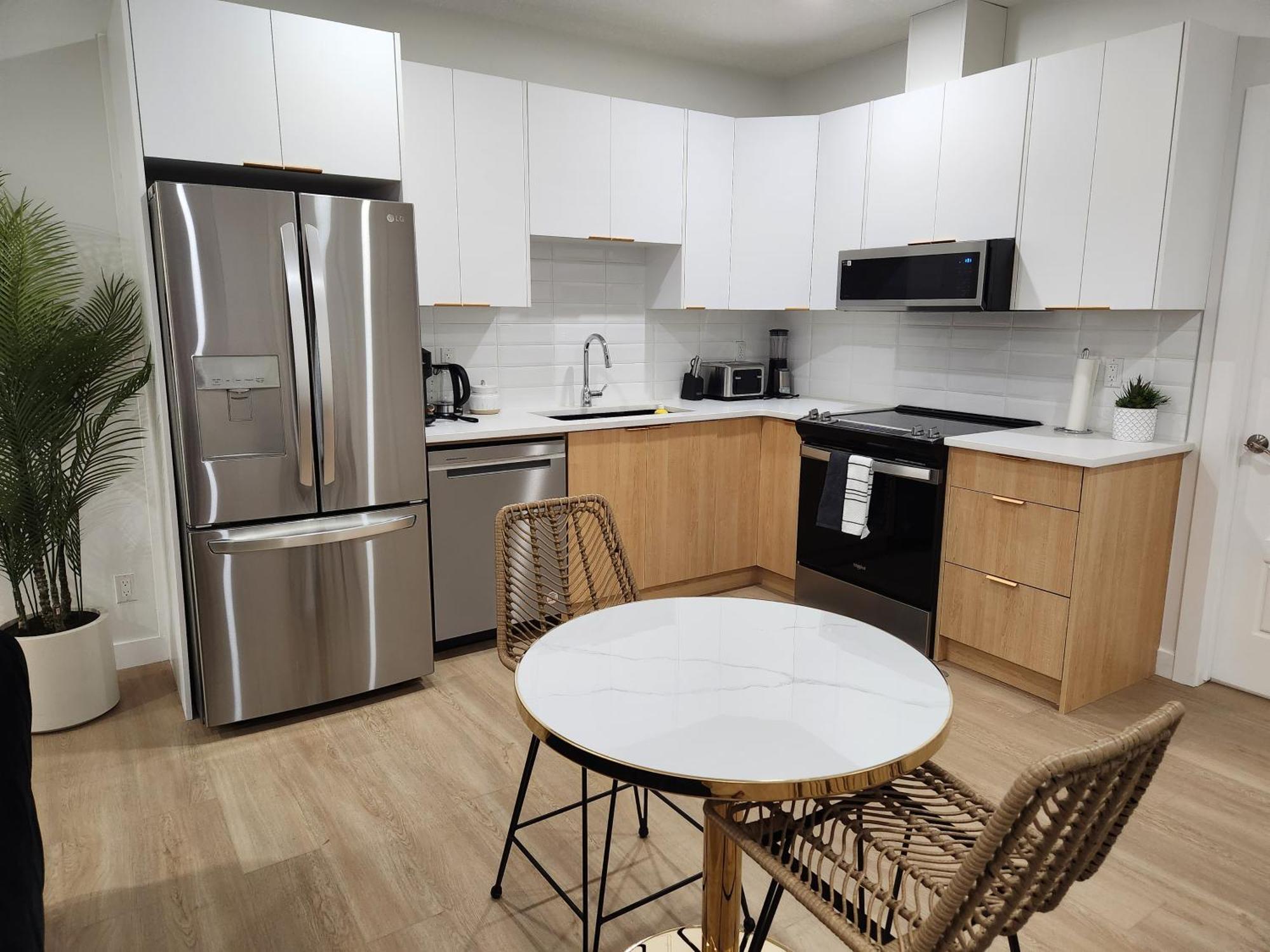 Brand New Deluxe 2 Bedroom Suite With Ac & Den YYC Exterior photo