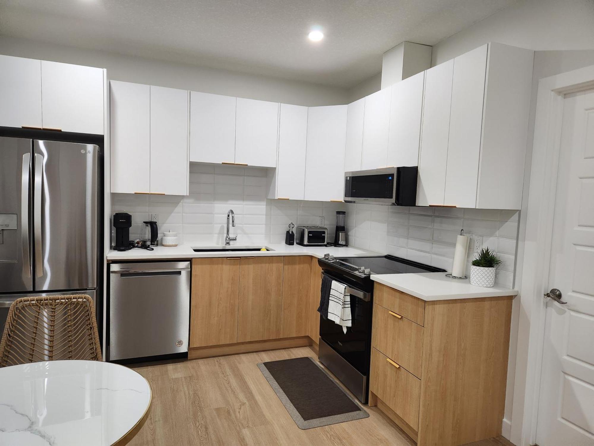 Brand New Deluxe 2 Bedroom Suite With Ac & Den YYC Exterior photo